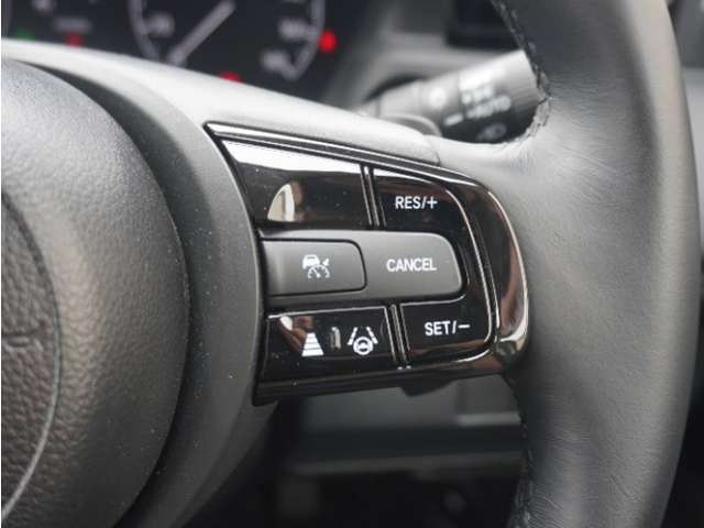 【アダプティブクルーズコントロール】予め設定した車速内でクルマが自動的に加減速。前走車との適切な車間距離を維持しながら追従走行します。【LKAS】車線維持支援システムでステアリング操作を支援。