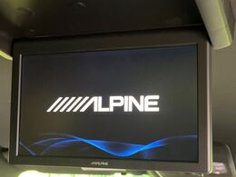 【後席モニター】家族や友人とお出かけする機会が多い方に大人気の後席モニターを装備！見やすい位置に画面がありテレビやDVDの視聴も快適！友達もお子様も、後席にしか乗らなくなるかも？？