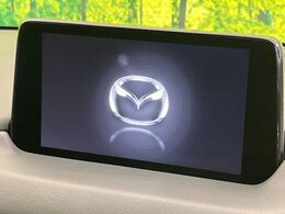 【8インチマツダコネクト】車内の雰囲気にマッチした大型のディスプレイ。スマホ接続でのナビ使用やBluetooth再生等、様々な機能が楽しめます。直感的なダイヤル操作が可能で、使い勝手も良好です。
