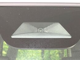 【ホンダセンシング】走行中に前方の車両等を認識し、衝突しそうな時は警報とブレーキで衝突回避と被害軽減をアシスト。より安全にドライブをお楽しみいただけます。