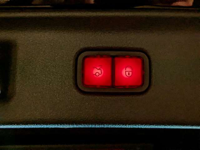 天候が悪い日や暑い日でも、しっかりお車をご覧いただけるよう「屋内 専用デモブース」を完備しております。