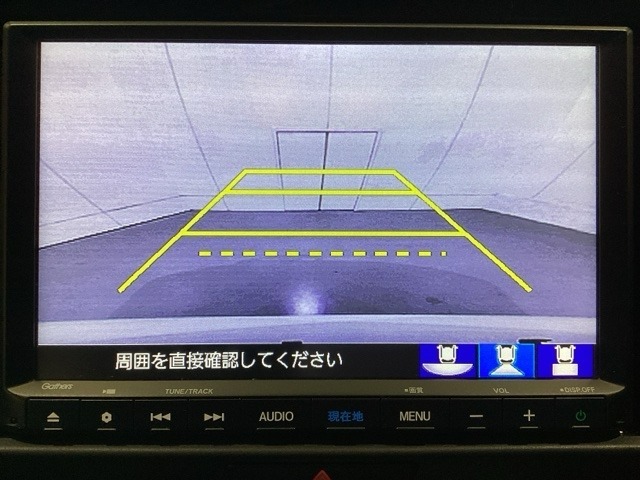 バックでの車庫入れも安心です！　リアカメラが付いているバックモニター付のナビを装備しております。操作線もついており距離感も画面から確認できます。