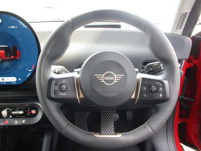 マルチファンクションステアリングです！　アクティブクルーズコントロール付きで高速道路も疲労軽減が見込まれます！