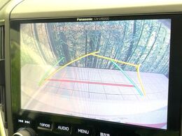【バックカメラ】駐車時に後方がリアルタイム映像で確認できます。大型商業施設や立体駐車場での駐車時や、夜間のバック時に大活躍！運転スキルに関わらず、今や必須となった装備のひとつです！