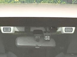 【アイサイトVer3】前方の車両等を検知し、衝突しそうな時は警報で注意を促し、ブレーキを踏む力をサポート。ブレーキを踏めなかった場合は衝突被害軽減ブレーキが作動、衝突回避をサポートします。