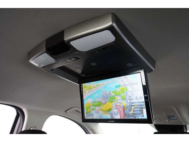 10インチのフリップダウンモニター装備のお車です！もちろんテレビ・DVDの両方楽しめます！お子様とのお出かけ、ご友人とのドライブ、大人も子供も楽しめる車内で快適なカーライフはいかがでしょうか（＾＾）/