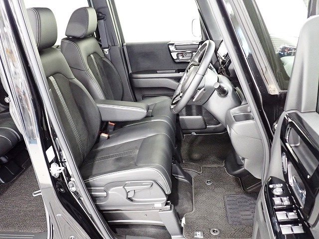 フロントシートはベンチシートです、運転席と助手席の移動が簡単です。真ん中にはアームレストも装備されています！ また運転席シートの高さも調整できます。
