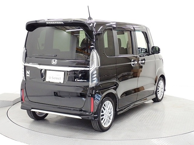 プライバシーガラスが装備されています。外を見るときには気にならずに、後方車両からは車内が見えにくい設計です、周りを気にせず、快適に運転できますよ。