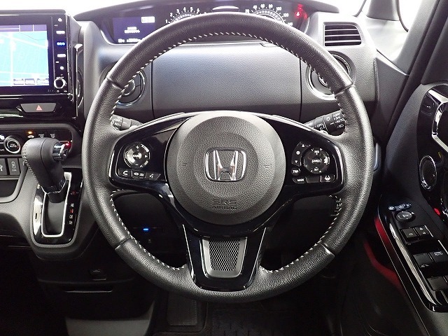 ハンドル左側にはオーディオ操作が出来るオーディオリモートコントロールスイッチ、右側にはHonda SENSINGとオートクルーズコントロールのスイッチを装備！