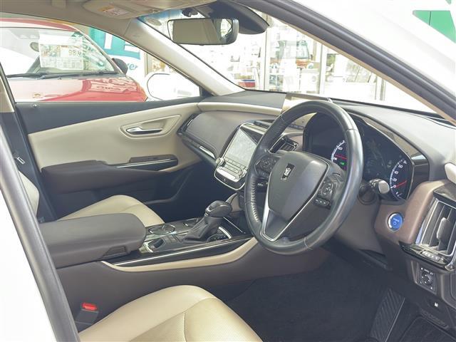 【運転席】座り心地が良いシートなので長時間の運転でも快適にお過ごしいただけます。新品のフロアマットのご注文も可能です。掲載箇所以外にご希望の写真がございましたらお気軽にお問い合わせ下さい。