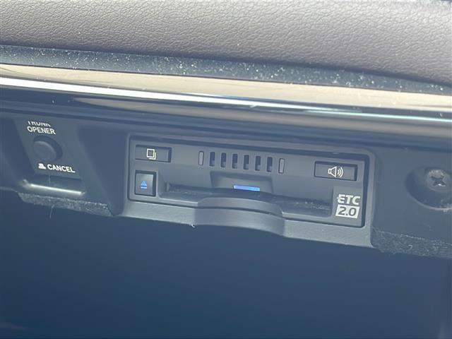 【ETC】有料道路を利用する際に料金所で停止することなく通過できる、ETC車載器（ノンストップ自動料金収受システム機器）が装備されています。セットアップを行うことで利用可能になります。