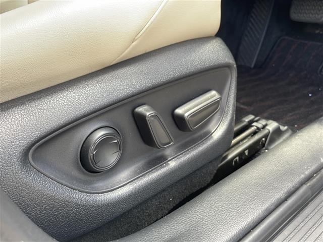 【運転席】座り心地が良いシートなので長時間の運転でも快適にお過ごしいただけます。新品のフロアマットのご注文も可能です。掲載箇所以外にご希望の写真がございましたらお気軽にお問い合わせ下さい。