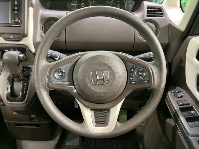 インテリアに合わせたデザインのステアリングは、運転される方のことも考え、運転しやすい形状、大きさです。是非一度、実際に触ってお確かめください。