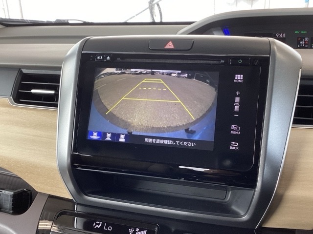 バックモニターにガイド線表示付きなので車庫入れも安心【カメラアングルは3パターンから選べます】知らない道でも安心して楽しくお出かけができます。