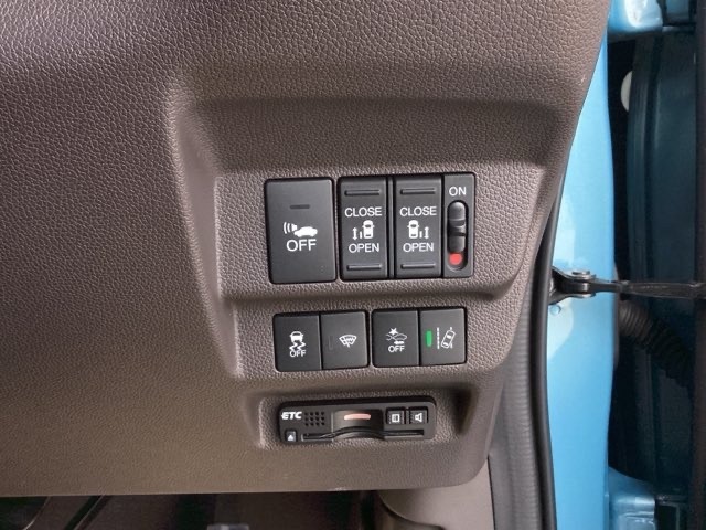 パワースライドドアの開閉はスマートキーのリモコンやドアノブは勿論、運転席側のスイッチ操作でも開閉ができ、安全・簡単です。