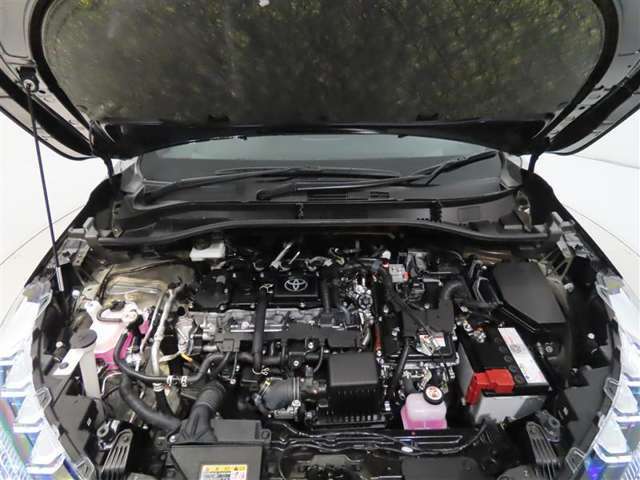 車にとって、とても大切な部分のエンジンルーム。綺麗に清掃済みで安心です。