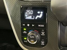 【オートエアコン】一度お好みの温度に設定すれば、車内の温度を検知し風量や温度を自動で調整。暑い…寒い…と何度もスイッチ操作をする必要はありません。快適な車内空間には必須の機能ですね♪