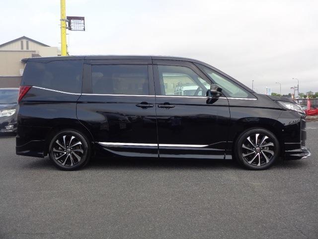 納車時にはオイル交換・エレメント交換を始めとしまして、ベルト類や足回りなど車内の電球まで、細かくチェックさせて頂きます。