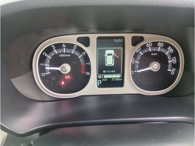 燃費計や航続可能距離計などの便利情報を表示できるディスプレイ付きのメーターです。