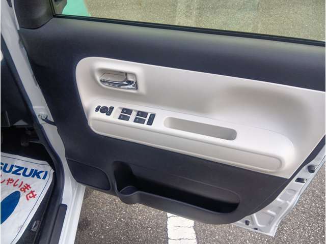 ドアミラーには自動で格納・展開する機能が付いています。