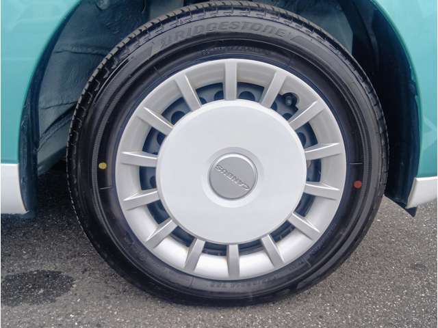 純正ホイールキャップを装着しています。タイヤの状態も良好です。