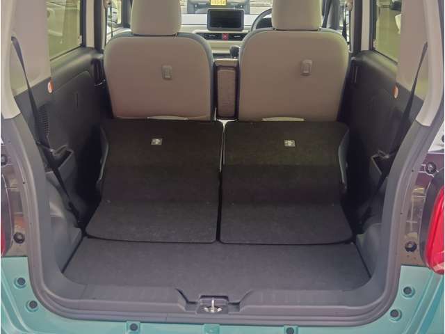 リヤシートを倒せば更に大きな荷物も入れられので便利です。