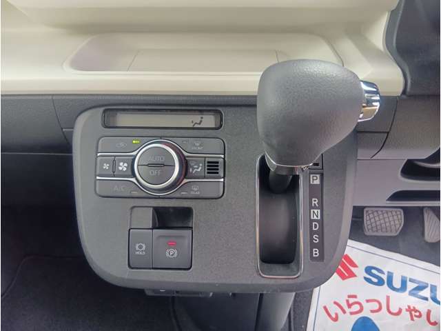 オートマには無段階変速で低燃費と快適な乗り心地を両立したCVTを搭載。空調は快適便利なオートエアコン。