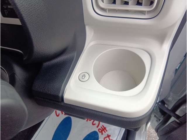 ドリンクホルダーは保温機能付です。運転席側