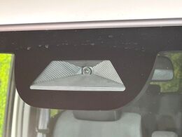 【ホンダセンシング】走行中に前方の車両等を認識し、衝突しそうな時は警報とブレーキで衝突回避と被害軽減をアシスト。より安全にドライブをお楽しみいただけます。