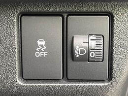 【横滑り防止装置】車両の横滑りを感知すると、自動的に車両の進行方向を保つように車両を制御します。雨の日など滑りやすい路面状況でも安全な運転が可能です。