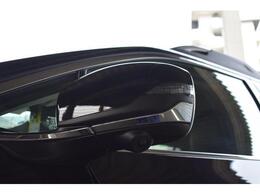 助手席側ドアミラーに装着されたカメラの映像をディスプレイに表示。自車の助手席側前方の様子が確認でき、狭い道への進入やすれ違い、道路端への幅寄せ駐車などをより安心して行うことができます。