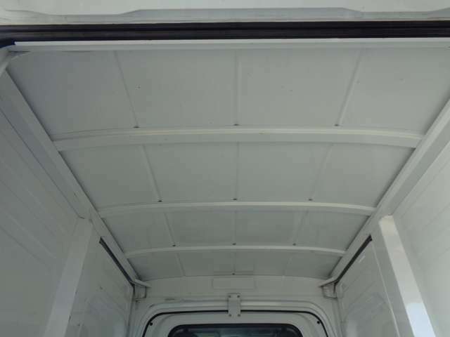 荷室天井は大きなキズや凹みも無く良好な状態を保っています。