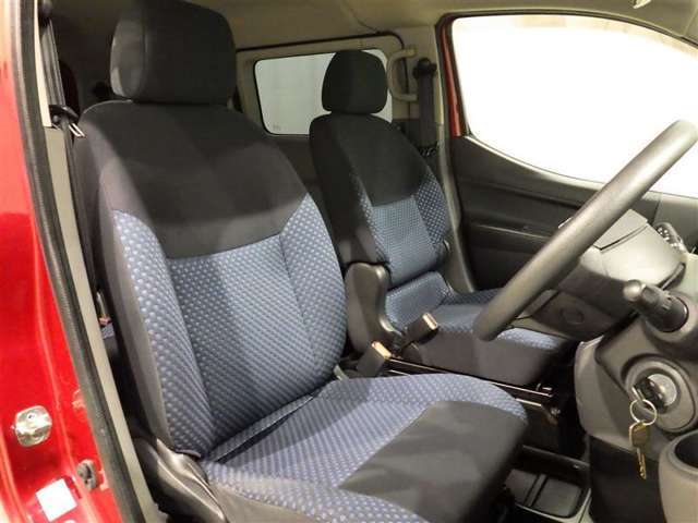 居心地の良い運転席、長く座ってられるリラックスできるデザインがいいですね。