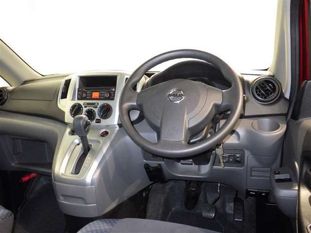 運転の際、常に目にする部分だけにシックで飽きのこないデザインが良いですね。