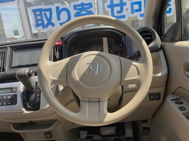 インテリアに合わせたデザインのステアリングは、運転される方のことも考え、運転しやすい形状、大きさです。是非一度、実際に触ってお確かめください。