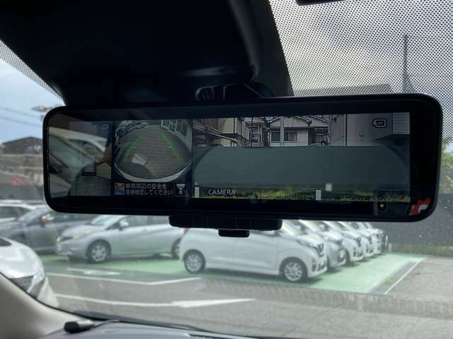 ルームミラーは、車両後方のカメラ映像をミラー面に映し出すので、乗車人数や荷物の量に影響をされずいつでもクリアな後方視界が得られます