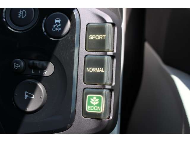 気分に合わせて走行モードをECO～SPORTまで変更できます。