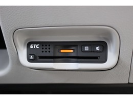 有料道路がお得なETC。すっきりとしたビルトインタイプです。
