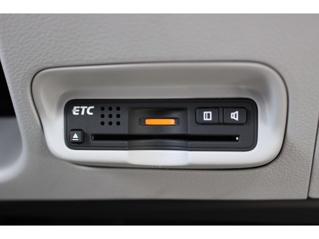 有料道路がお得なETC。すっきりとしたビルトインタイプです。
