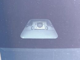 【スマートアシスト】走行中に前方の車両等を認識し、衝突しそうな時は警報とブレーキで衝突回避と被害軽減をアシスト。より安全にドライブをお楽しみいただけます。