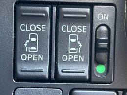 【両側パワースライドドア】スマートキーや運転席のスイッチで後席両側スライドドアの開閉が可能♪電動だから力を入れてドアを開ける必要が無く、小さなお子様でも簡単に開け閉めでき快適です♪