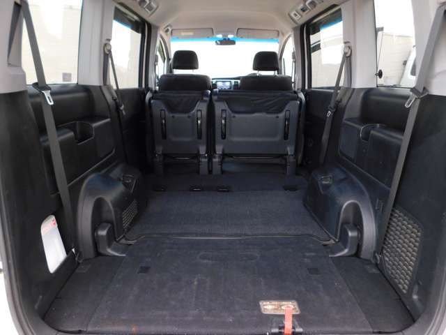 ★リアシートを倒せば広々とした荷室が確保できます！