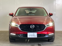 LEDヘッドライトを点灯させた画像です。従来のハロゲンヘッドランプと比べ、省電力、長寿命、大光量のヘッドライトです。より遠くまで明るく照らし、夜間や降雨時などの走行安全性に寄与いたします。