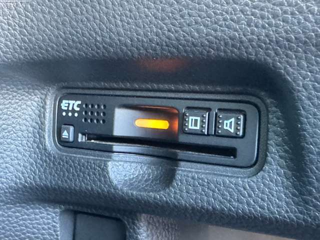 あると便利なETC装備車♪インテリアデザインを損ねることなく、綺麗に収まっているビルトイン式となっております♪