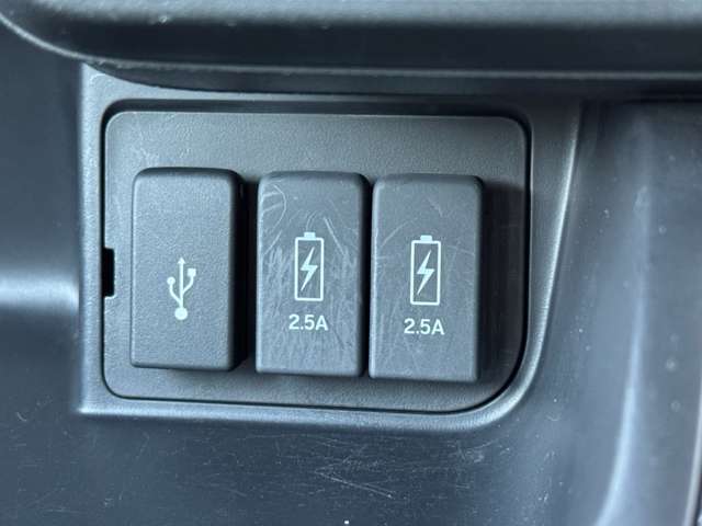 あると嬉しい、通信＆充電が出来る、ビルトインUSBポート装備車♪