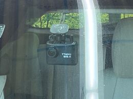 【ドライブレコーダー】安心・安全なカーライフに必須のドライブレコーダーを装備！走行中はもちろん、あおり運転や事故に遭遇した際の状況も映像で記録し、万一のリスクに備えます。