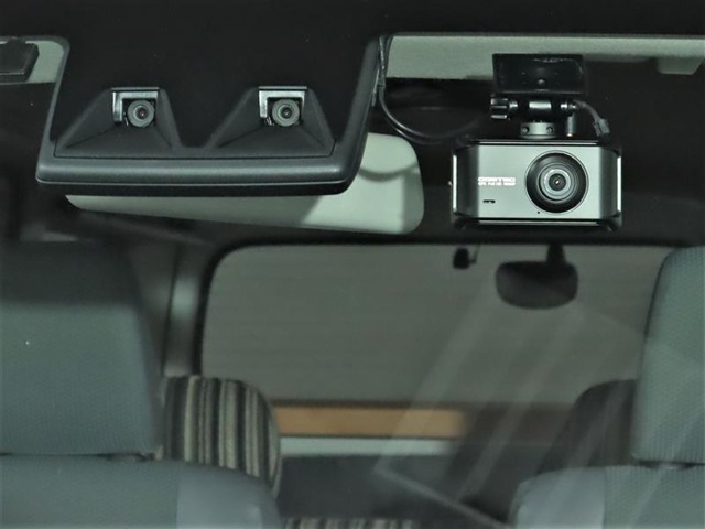ドライブレコーダー装備：車の走行中の主に外観を中心に記録する撮影機材です！交通事故発生時の責任の所在を明確にしたり、観光等を記録するのにも役立ちます！