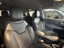 助手席もレザーシートです。大きめのシートでゆったりご乗車頂けます。