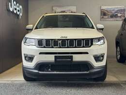 Jeep伝統の丸目のヘッドライトにセブンスロットグリル！一目でJeepだとわかります。