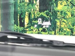 【ヘッドアップディスプレイ】現在の速度や走行情報をデジタル表示で運転席前方のガラスに投影！運転中、目線をずらさず必要な情報を確認できるのでとっても便利で安心！